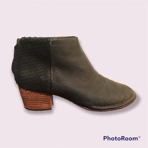 Barely Used! Clarks Black Leather Ankle Boot Women's Size 9